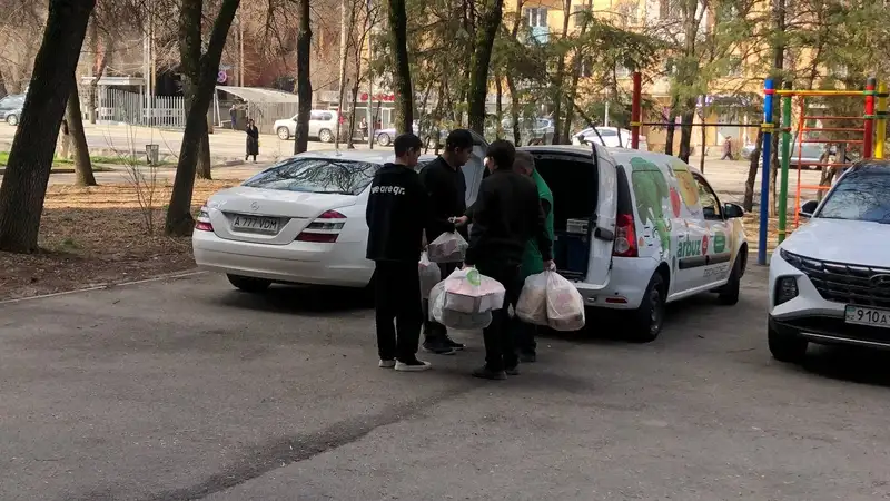 Алматинцы собирают гумпомощь пострадавшим от паводков, фото - Новости Zakon.kz от 01.04.2024 15:46