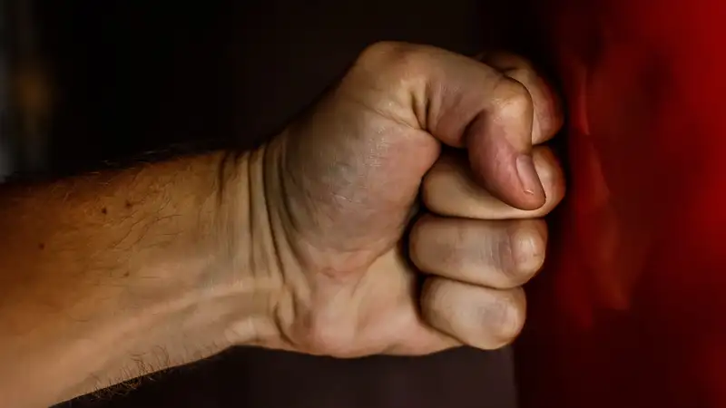 Подростки на камеру жестоко избили сверстника на юге Казахстана