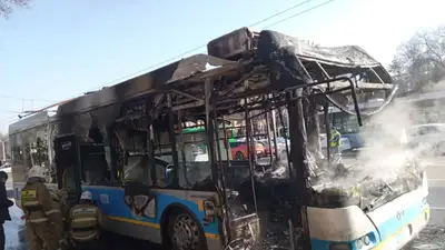 В Алматы загорелся троллейбус с пассажирами