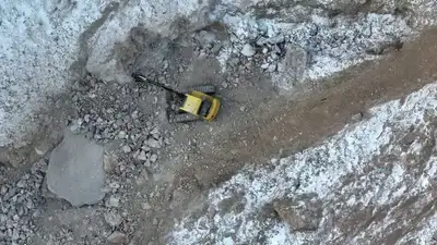 спасатели провалились под землю, фото - Новости Zakon.kz от 02.04.2024 22:54