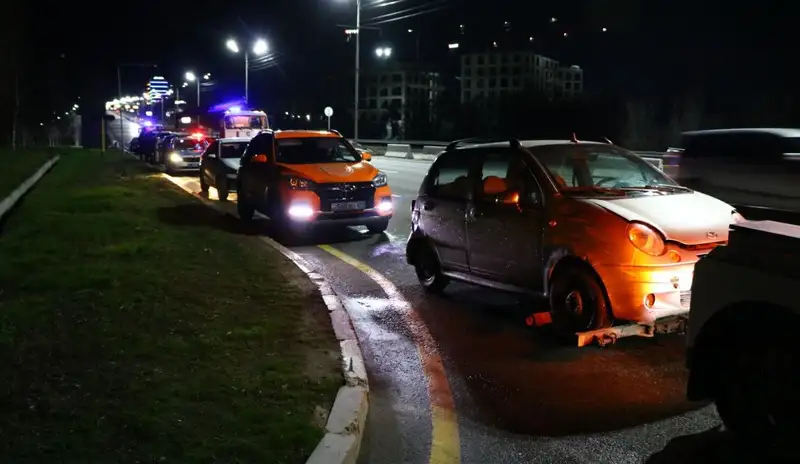 Три человека пострадали в тройном ДТП на ВОАД, фото - Новости Zakon.kz от 03.04.2024 04:16