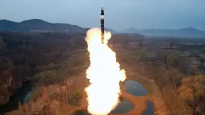 Ким Чен Ын провел испытание новой гиперзвуковой баллистической ракеты средней дальности, фото - Новости Zakon.kz от 03.04.2024 03:57