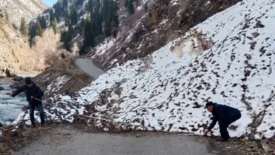 Лавина сошла и перекрыла дорогу в горах Алматинской области, фото - Новости Zakon.kz от 02.04.2024 09:46