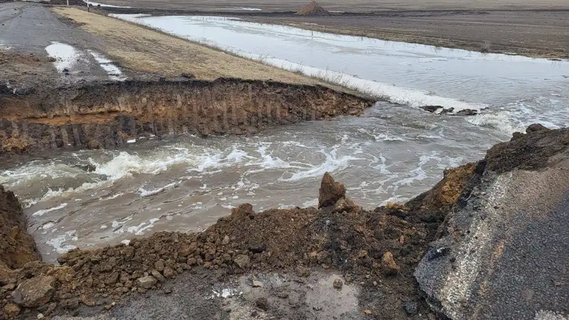 Республиканскую трассу "разделили", чтобы предотвратить наводнение в Павлодарской области, фото - Новости Zakon.kz от 03.04.2024 13:47