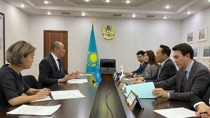 Канат Шарлапаев провел встречу с представителями Samsung Electronics