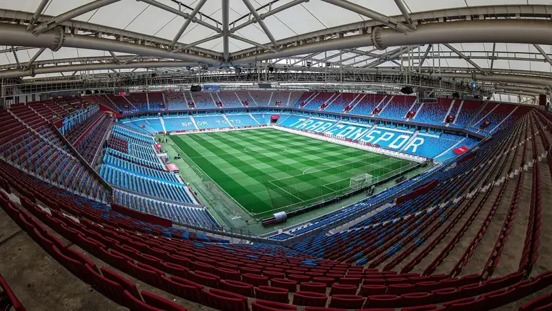 ФК "Трабзонспор" наказали за нападение фанатов на игроков "Фенербахче"