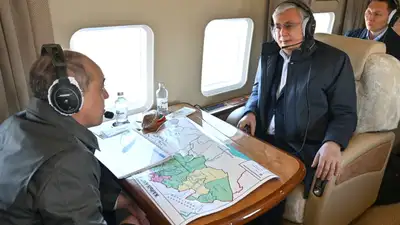 Токаев на вертолете осмотрел подтопленные территории ЗКО, фото - Новости Zakon.kz от 04.04.2024 14:02