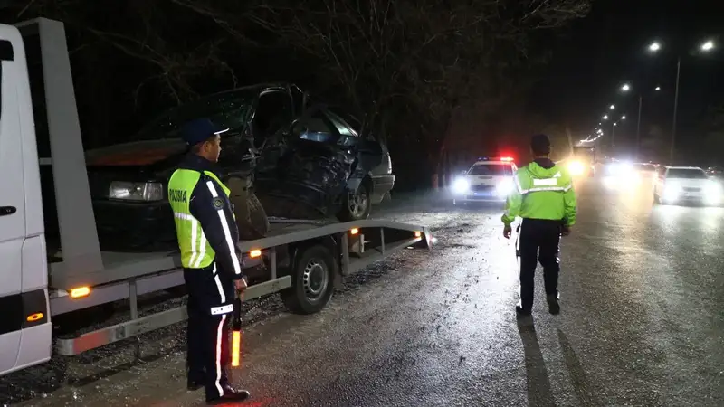 Жуткое ДТП произошло на трассе под Алматы: погиб человек , фото - Новости Zakon.kz от 05.04.2024 23:50