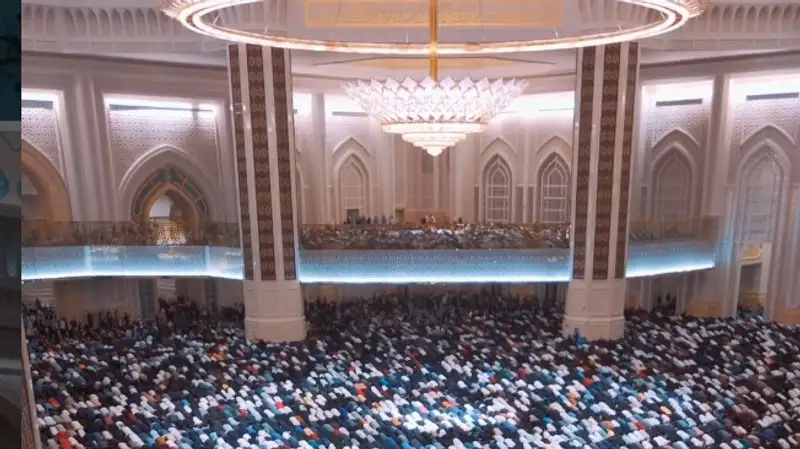 Невероятные кадры в Қадір түні из главной мечети Астаны опубликовали в Казнете