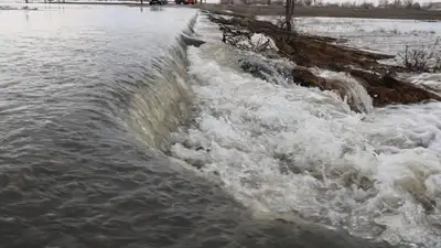 Жителей города Кульсары Актюбинской области эвакуируют в Атырау из-за угрозы подтопления, фото - Новости Zakon.kz от 05.04.2024 20:16