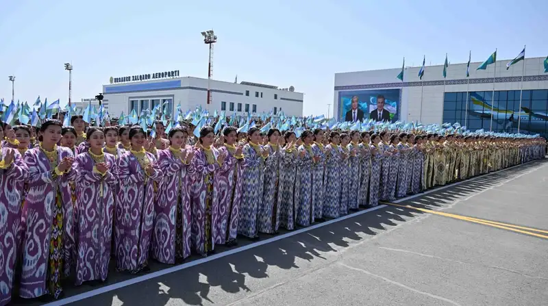 Как Токаева встретили в аэропорту Узбекистана, фото - Новости Zakon.kz от 05.04.2024 13:42