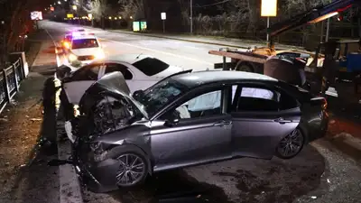 В Алматы два автомобиля столкнулись лоб в лоб и едва не улетели в речку, фото - Новости Zakon.kz от 06.04.2024 01:53