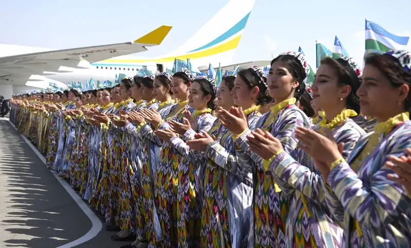 Как Токаева встретили в аэропорту Узбекистана, фото - Новости Zakon.kz от 05.04.2024 13:42