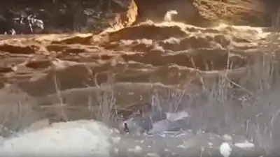 Дамбу прорвало на реке Урал в российском Орске