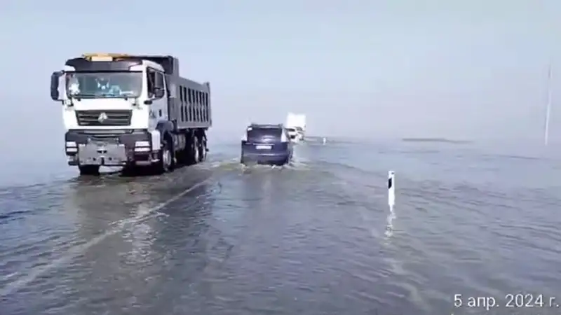 Переполненная водой из России река затопила трассу в Казахстане