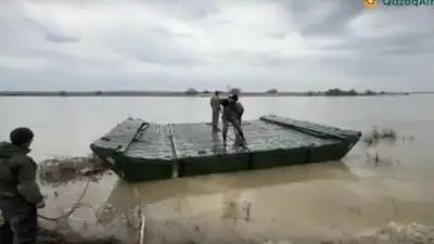 Военные соорудили переправу через реку для эвакуации жителей Актюбинской области