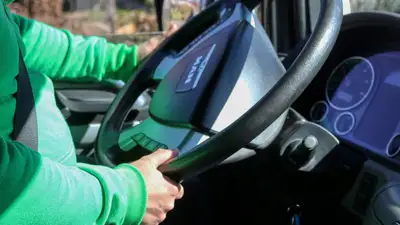 Грузовик снес сельскую арку в Туркестанской области, фото - Новости Zakon.kz от 06.04.2024 15:22