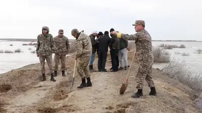 Начались работы по подрыву искусственных плотин для поворота русла реки Ұлы Жем, фото - Новости Zakon.kz от 07.04.2024 01:40