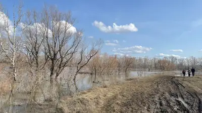 В российском Орске прорвало дамбу еще на одном участке, фото - Новости Zakon.kz от 06.04.2024 23:21