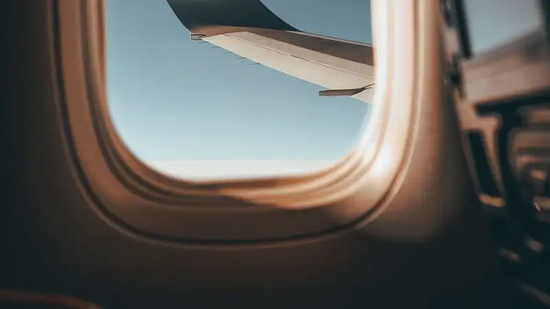 Жительницу Алматинской области оштрафовали на круглую сумму за курение в самолете