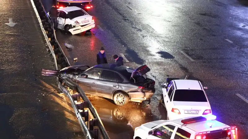 В Алматы нетрезвый водитель спровоцировал массовое ДТП на мокрой дороге, фото - Новости Zakon.kz от 07.04.2024 06:00