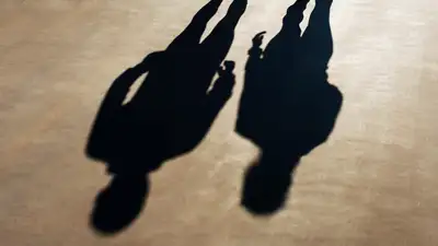 тень двух мужчин, фото - Новости Zakon.kz от 07.04.2024 13:31