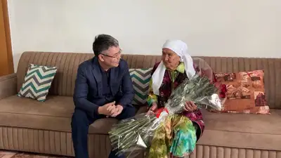 Аким Атырауской области встретился с бабушкой из видеоролика