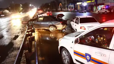 В Алматы нетрезвый водитель спровоцировал массовое ДТП на мокрой дороге