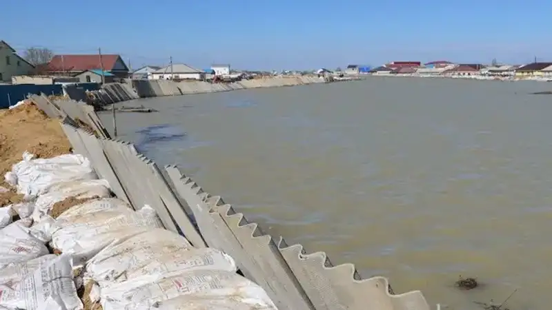 В каких областях Казахстана ограничили движение автотранспорта