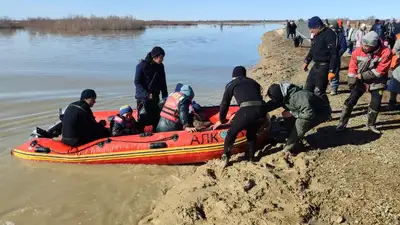 Паводки в Актюбинской области, угроза подтоплений сохраняется, людей эвакуируют