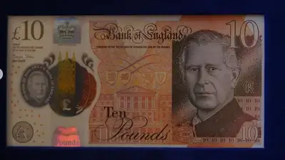 В Великобритании впервые поменяли изображение короля на банкнотах 