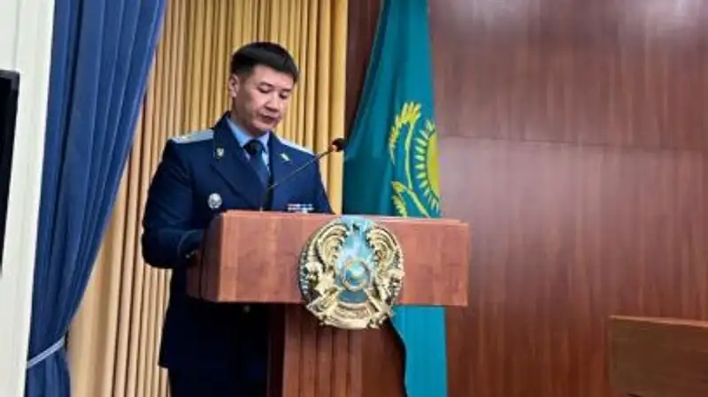 Прокурор области отметил на системные недостатки и отсутствие взаимодействия в работе местных исполнительных органов, органов полиции и образования в вопросах профилактики преступлений против несовершеннолетних и детской преступности. За 3 месяца текущего года отмечен рост совершаемых детьми преступлений на 112%, суицидов до 4 раз, не снижается и уровень преступлений против половой неприкосновенности несовершеннолетних. Работа в старом формате не дает должных результатов. Одним из важных инструментов профилактики правонарушений является работа с причинами и условиями их совершения. О необходимости усилить работу с неблагополучными семьями, лицами, состоящими на учете в органах полиции, а также обеспечения качественной социально-психологической помощи детям, находящимся в трудной жизненной ситуации- поручил прокурор области. Департаменту полиции поручено обеспечить исполнение представлений органа уголовного преследования, внесенного в порядке ст.200 УПК, путем ежемесячного рассмотрения на Комиссии по делам несовершеннолетних. На коллегии  предложено рассмотреть вопрос о создании специальной группы по делам несовершеннолетних, которая будет заниматься расследованием преступлений, совершенных несовершеннолетними и в отношении них, и предупреждением правонарушений. Также рассмотрен вопрос о формировании критериев оценки работы участковых и сотрудников ювенальной полиции. По результатам заседания внесены акты надзора о привлечении к ответственности руководителей подразделений полиции, образования и акиматов., фото - Новости Zakon.kz от 09.04.2024 18:11