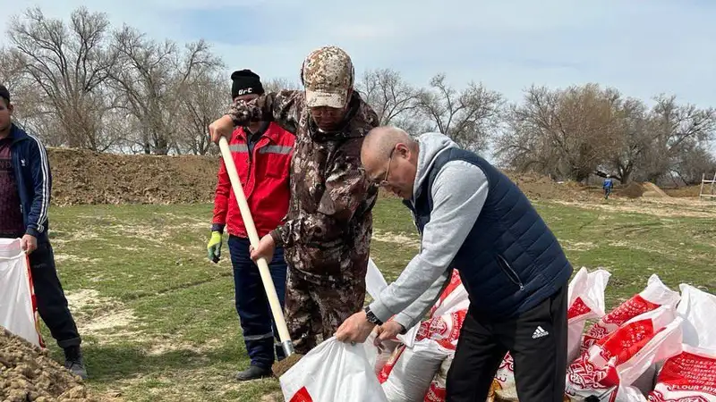 Депутаты Мажилиса поехали в подтопленные регионы и поговорили с пострадавшими