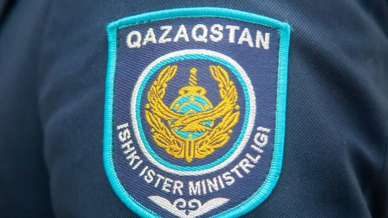 Сотрудница банка через курьера передала мошенникам 4 млн тенге и 10 тысяч долларов