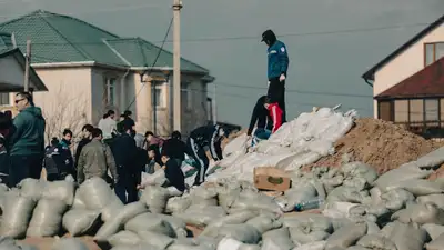 Жители Атырау объединяются в борьбе со стихией, фото - Новости Zakon.kz от 10.04.2024 11:14