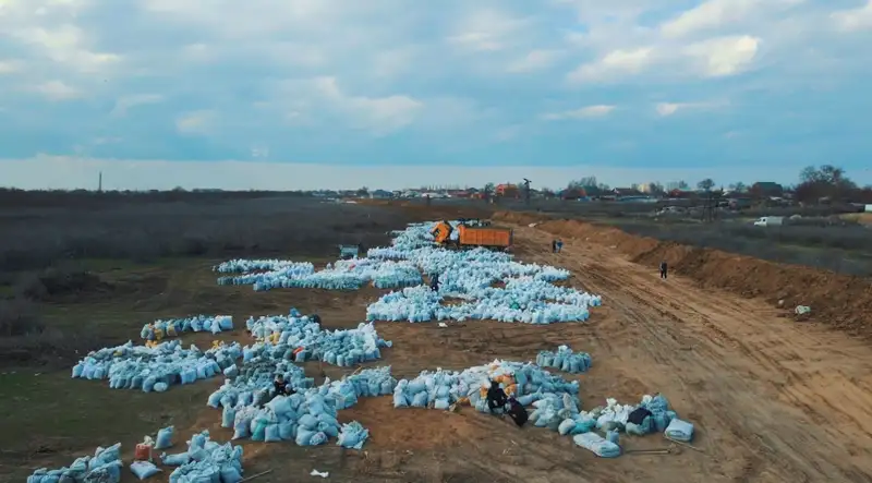 Жители Атырау объединяются в борьбе со стихией, фото - Новости Zakon.kz от 10.04.2024 11:14