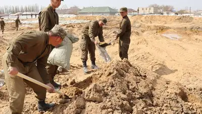 Более трех тысяч военнослужащих помогают казахстанцам предотвратить паводки, фото - Новости Zakon.kz от 10.04.2024 19:19