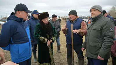 Аким Павлодарской области Асаин Байханов встретился с владельцами пострадавших домов села Жалаулы Актогайского района