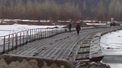 В Кузбассе потоком воды сорвало понтонный мост вместе с людьми, фото - Новости Zakon.kz от 10.04.2024 17:08