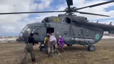 Вода пришла еще в один район Акмолинской области: жителей эвакуировали на вертолете, фото - Новости Zakon.kz от 11.04.2024 14:42