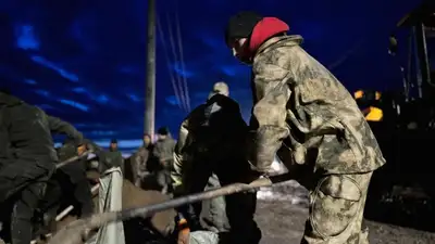 Столичные волонтеры и коммунальщики помогают в борьбе с паводками в Акмолинской области, фото - Новости Zakon.kz от 11.04.2024 09:30