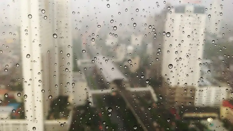 Сильный дождь и гроза: спасатели вновь обратились к алматинцам