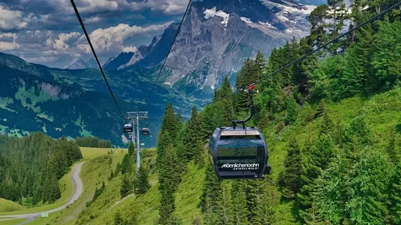 Кабинка фуникулера с туристами рухнула с высоты в Турции