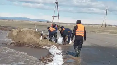 перелив воды через дорогу, фото - Новости Zakon.kz от 12.04.2024 18:30