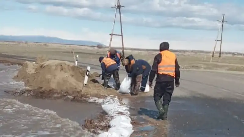 Республиканскую трассу частично затопило в ВКО из-за осадков и талого снега