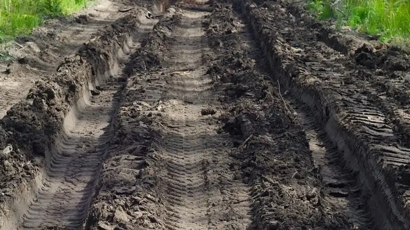 Спасатели вытянули автомобиль из грязевой массы