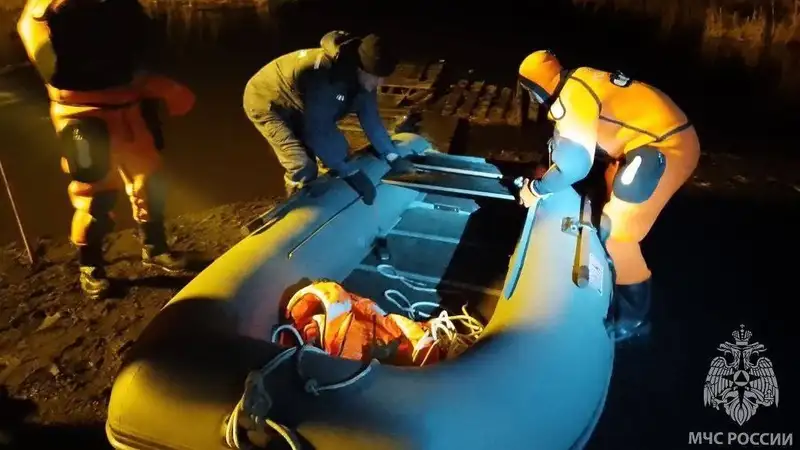 В России с оторвавшейся льдины спасли более 50 рыбаков