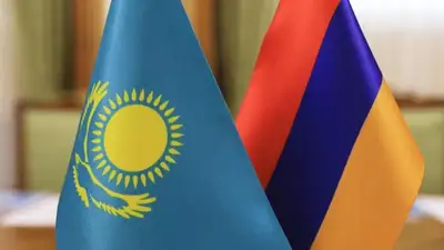 флаги Казахстана и Армении, фото - Новости Zakon.kz от 13.04.2024 16:37