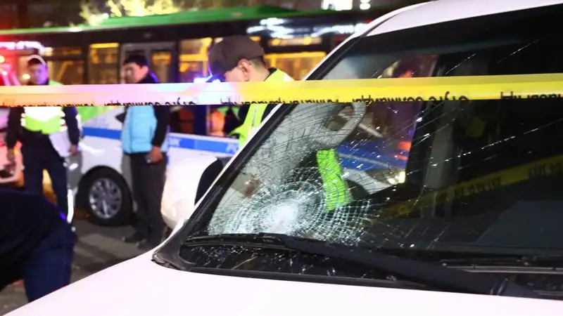 Смертельная авария с участием двух мопедов и джипа произошла в Алматы