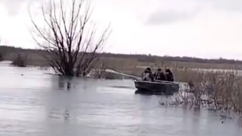 Полицейские спасли пожилого мужчину из зоны затопления